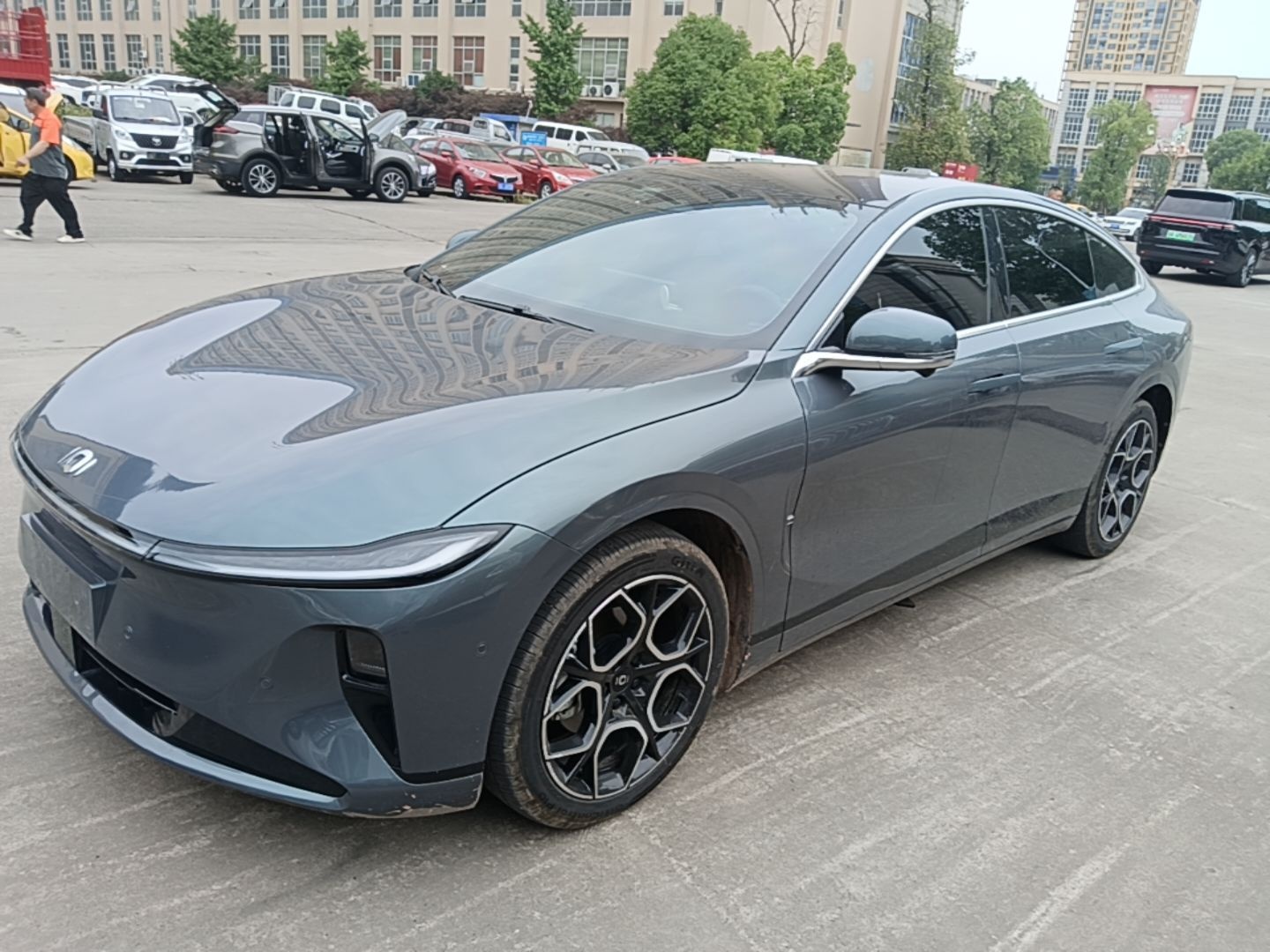 Под передней частью автомобиля