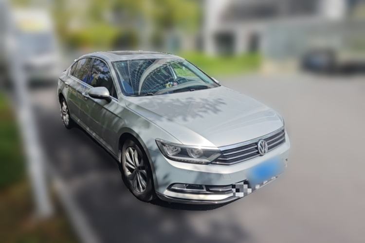 Used Volkswagen Magotan 2018 Facelift 330TSI DSG Luxury Model Front Right 45 Deg