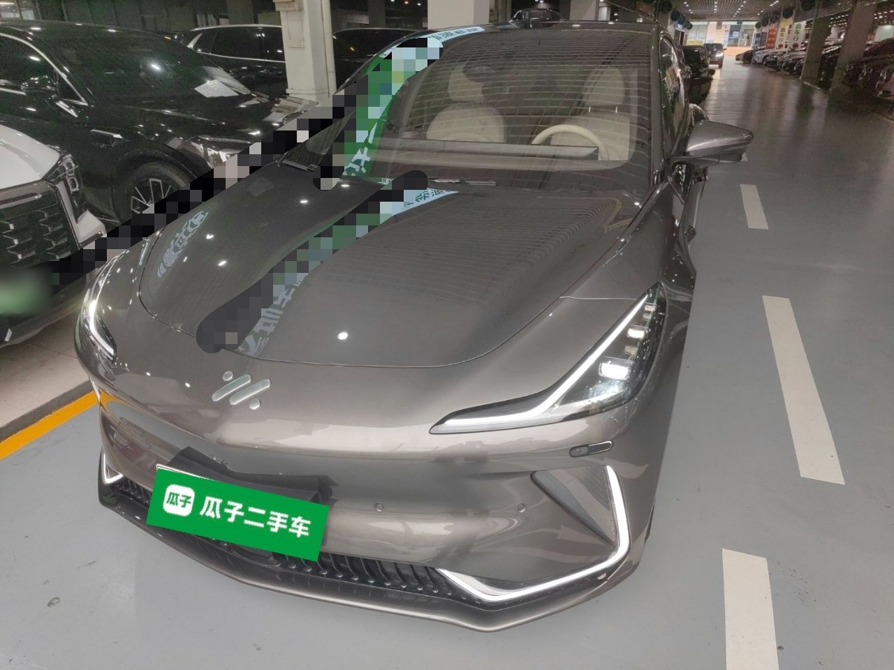 تحت مقدمة السيارة