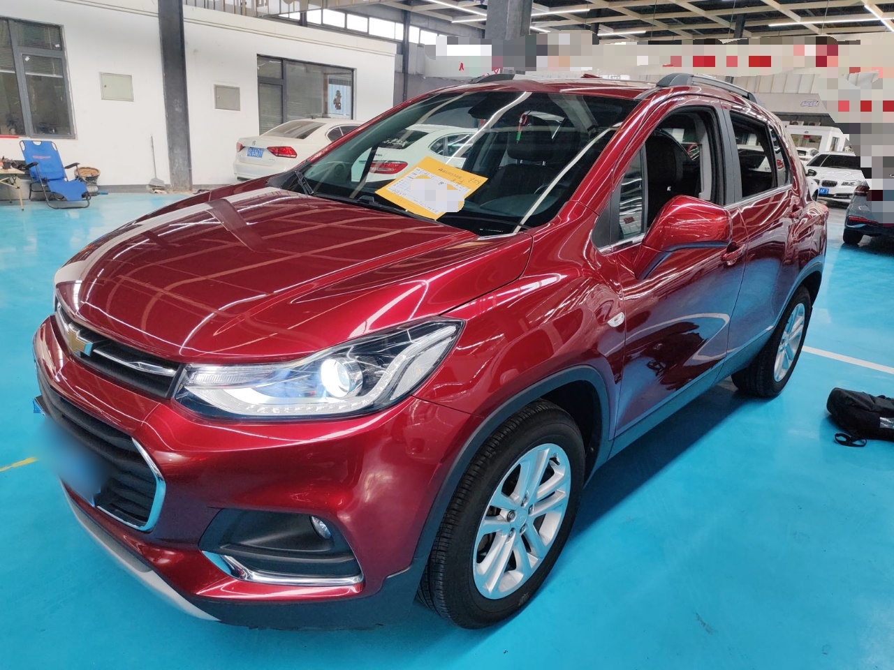 تحت مقدمة السيارة