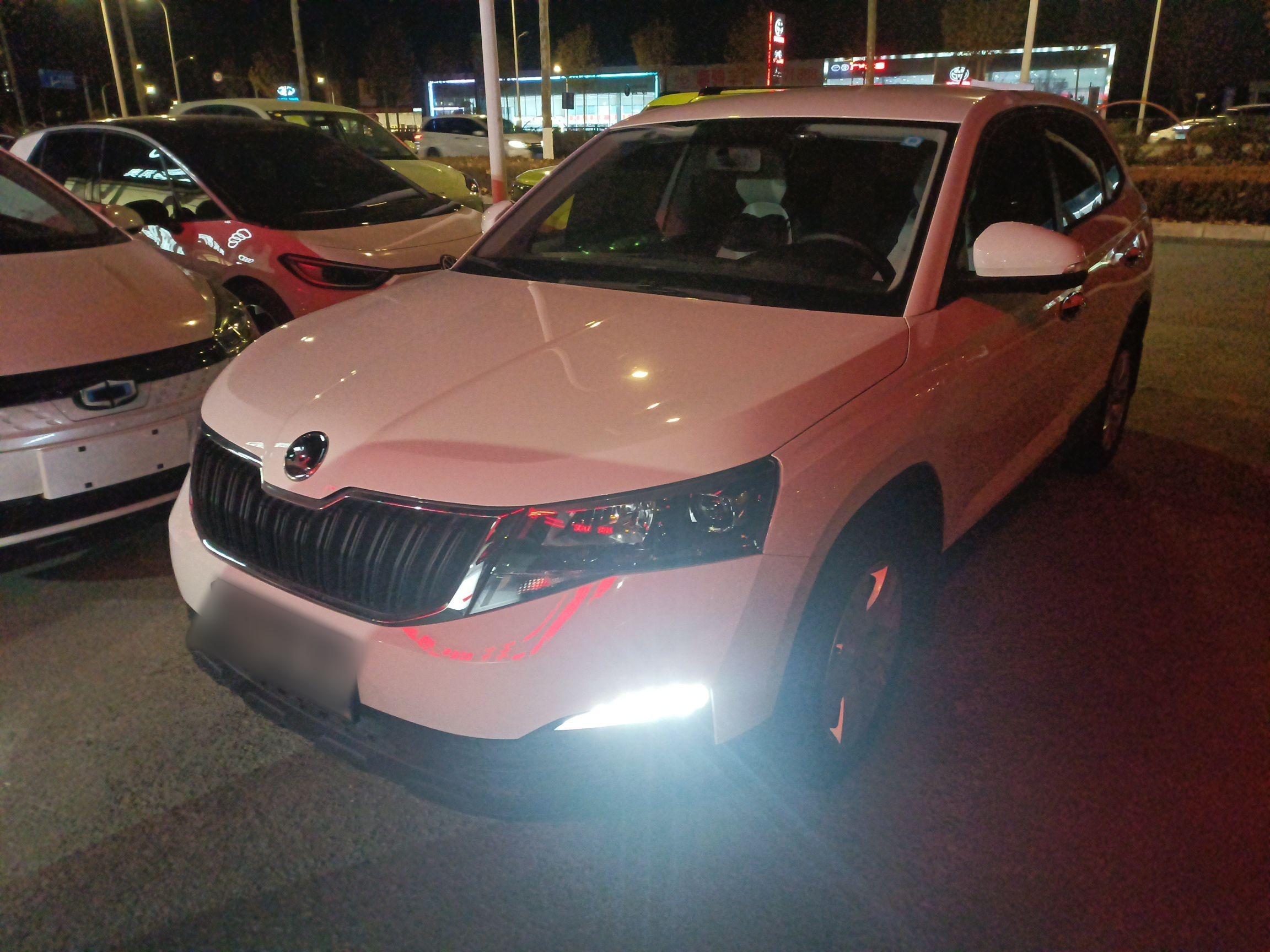 تحت مقدمة السيارة