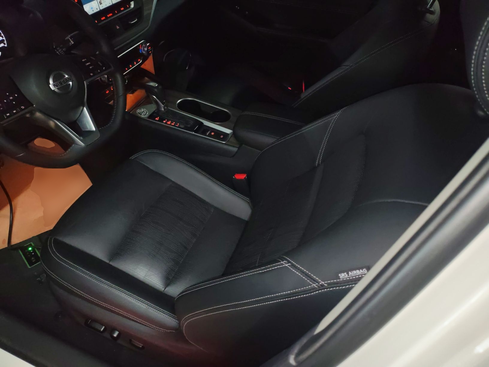 المقاعد الأمامية داخل السيارة