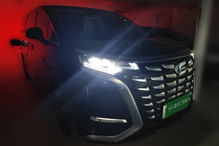 Used Denza D9 2023 DM-i 965 Luxury Model Front Right 45 Deg