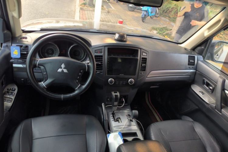 Used Mitsubishi Pajero 2014 3.0L Elite Upgrade Edition Center Console