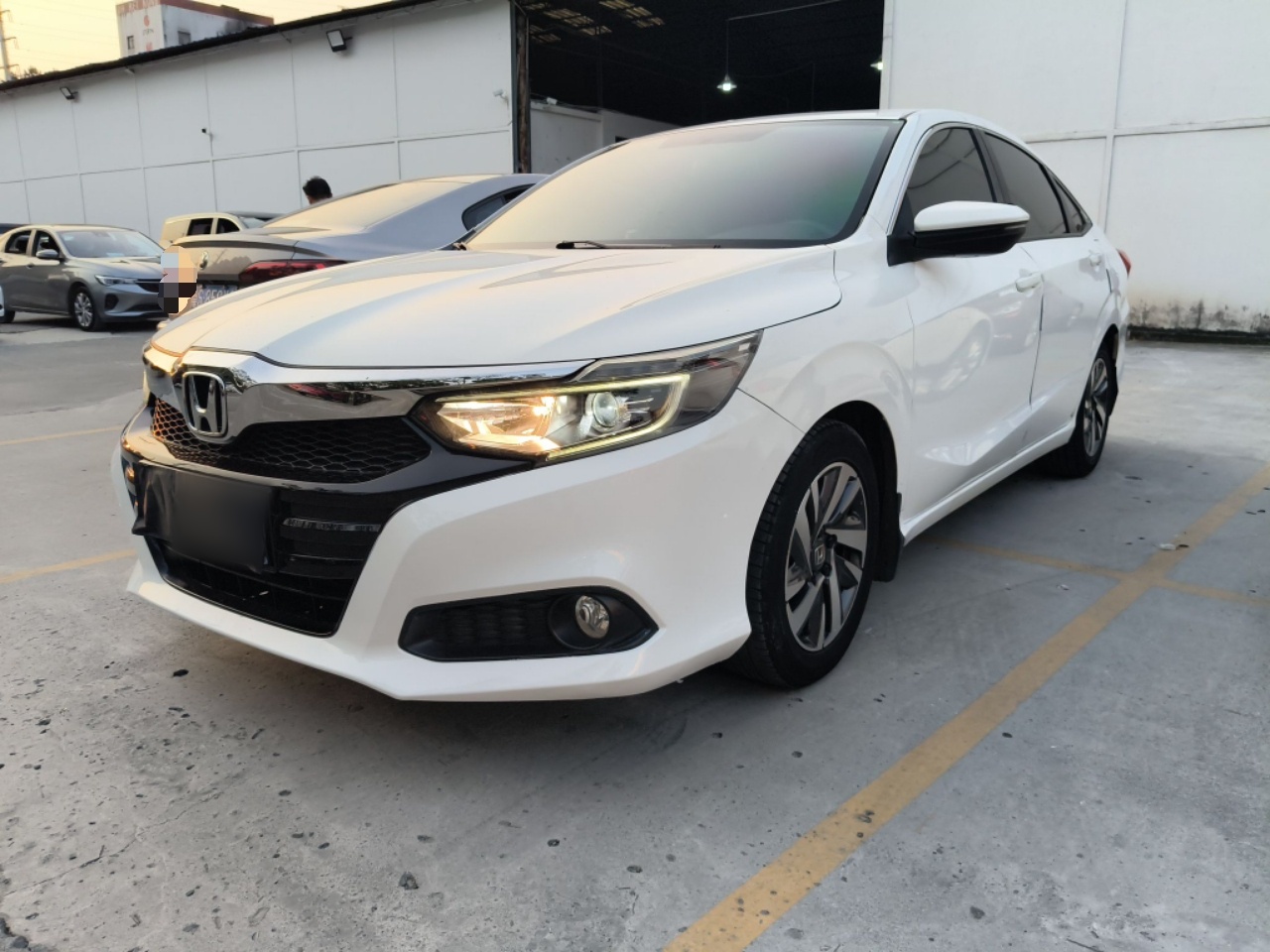 تحت مقدمة السيارة