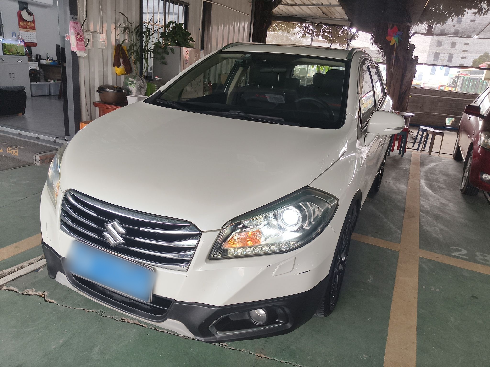 تحت مقدمة السيارة