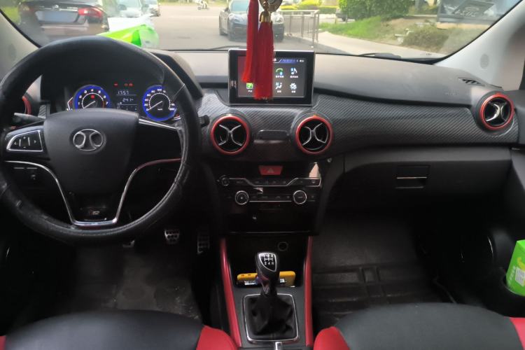 Used BAIC Senova X25 2015 1.5L manual Comfort trim level Center Console