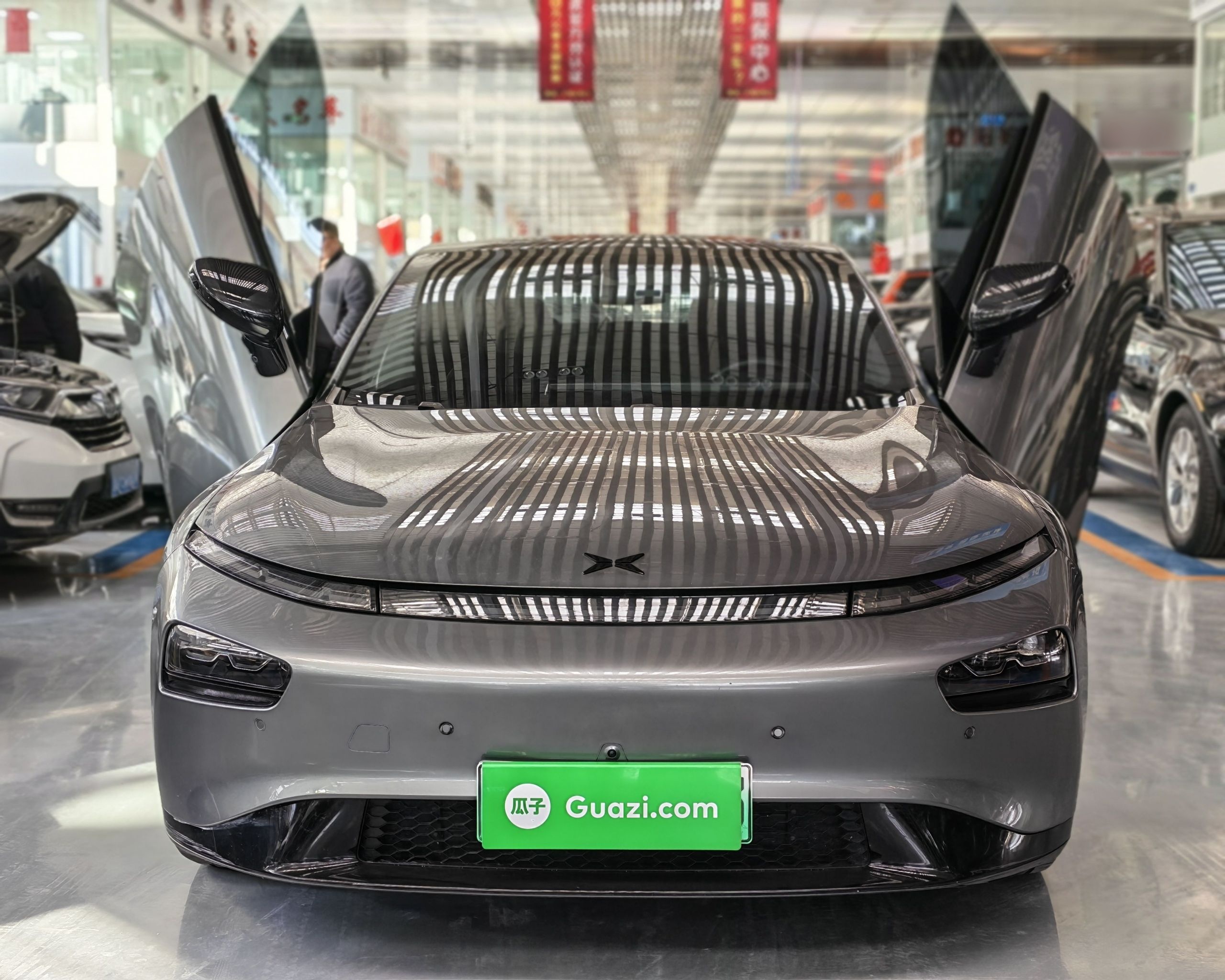 تحت مقدمة السيارة