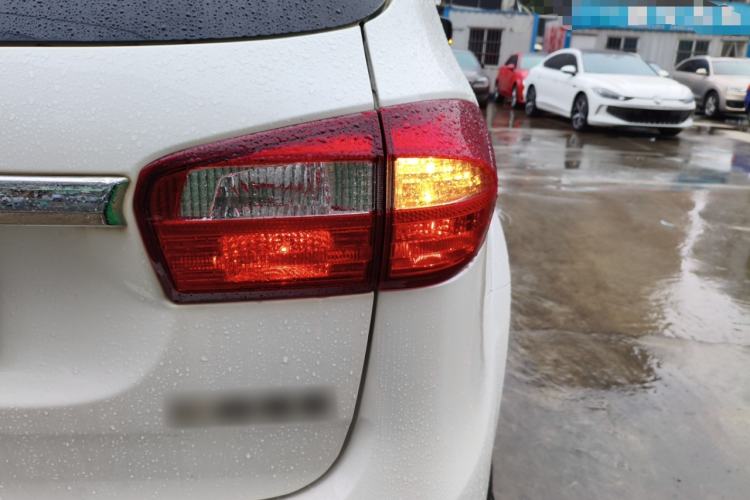 Used JMC Yusheng S350 2017 2.0T Automatic 2WD Diesel Luxury Version with Sunroof 5 Seats
