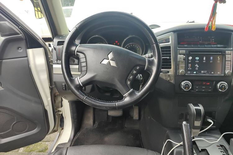 Used Mitsubishi Pajero 2015 3.0L Automatic Luxury Version China V Standard Steering Wheel