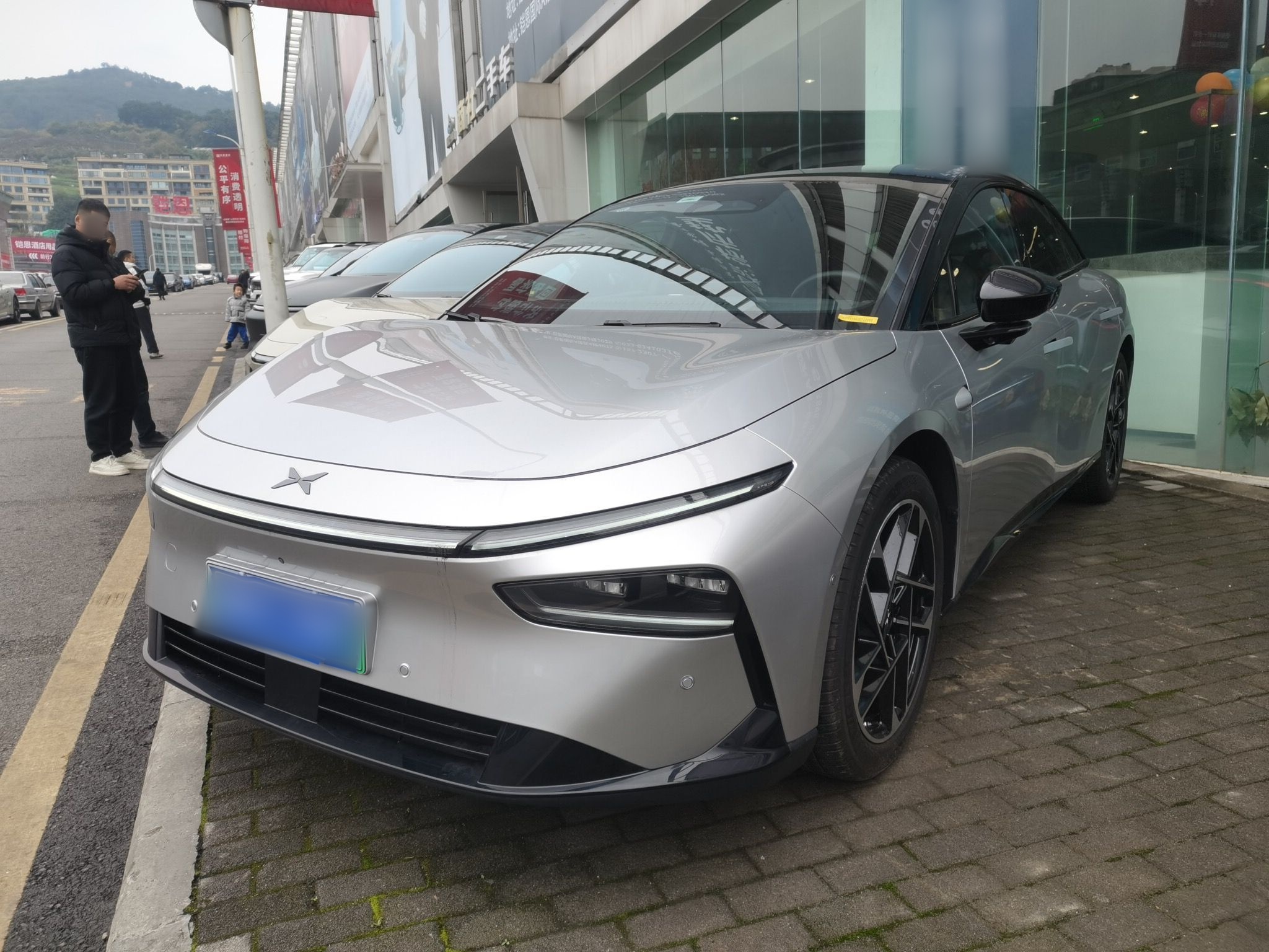 Под передней частью автомобиля