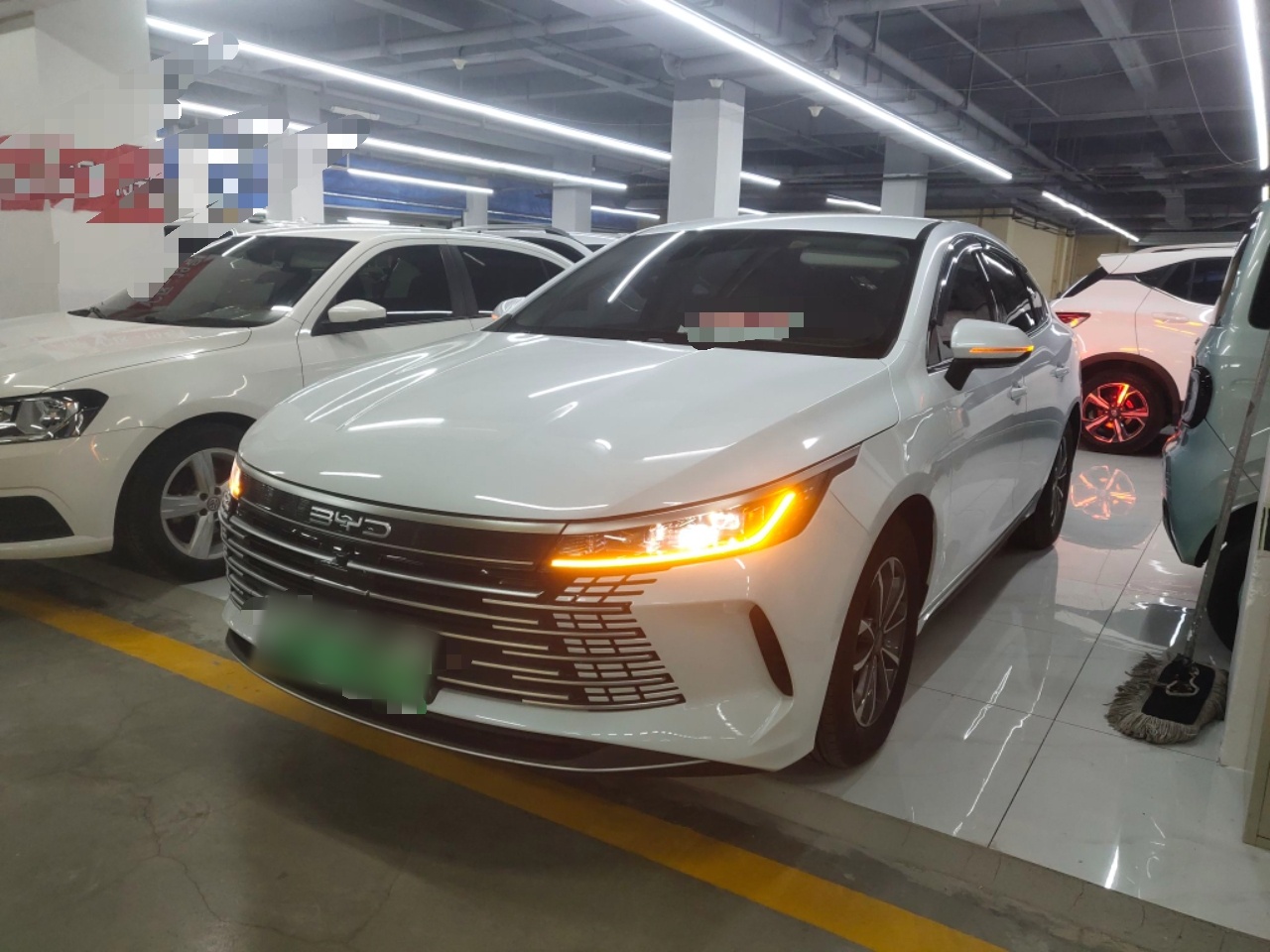 تحت مقدمة السيارة