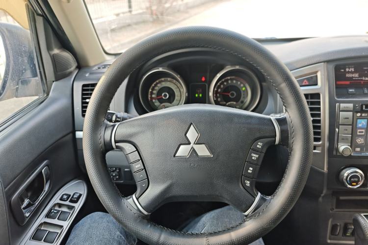 Used Mitsubishi Pajero 2015 3.0L Automatic Elite Edition China V Standard Interior 5