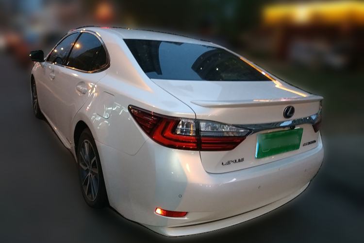 Used Lexus ES 2015 300h Luxury Edition Rear Left 45 Deg