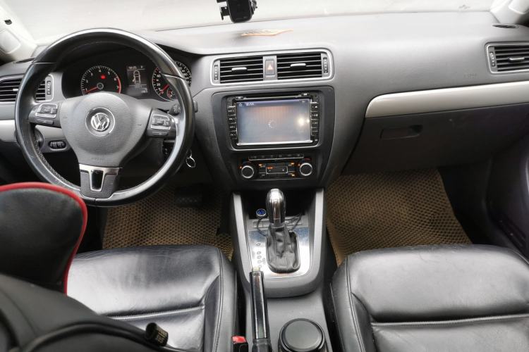 Used Volkswagen Sagitar 2012 1.4TSI Automatic Luxury Edition Center Console