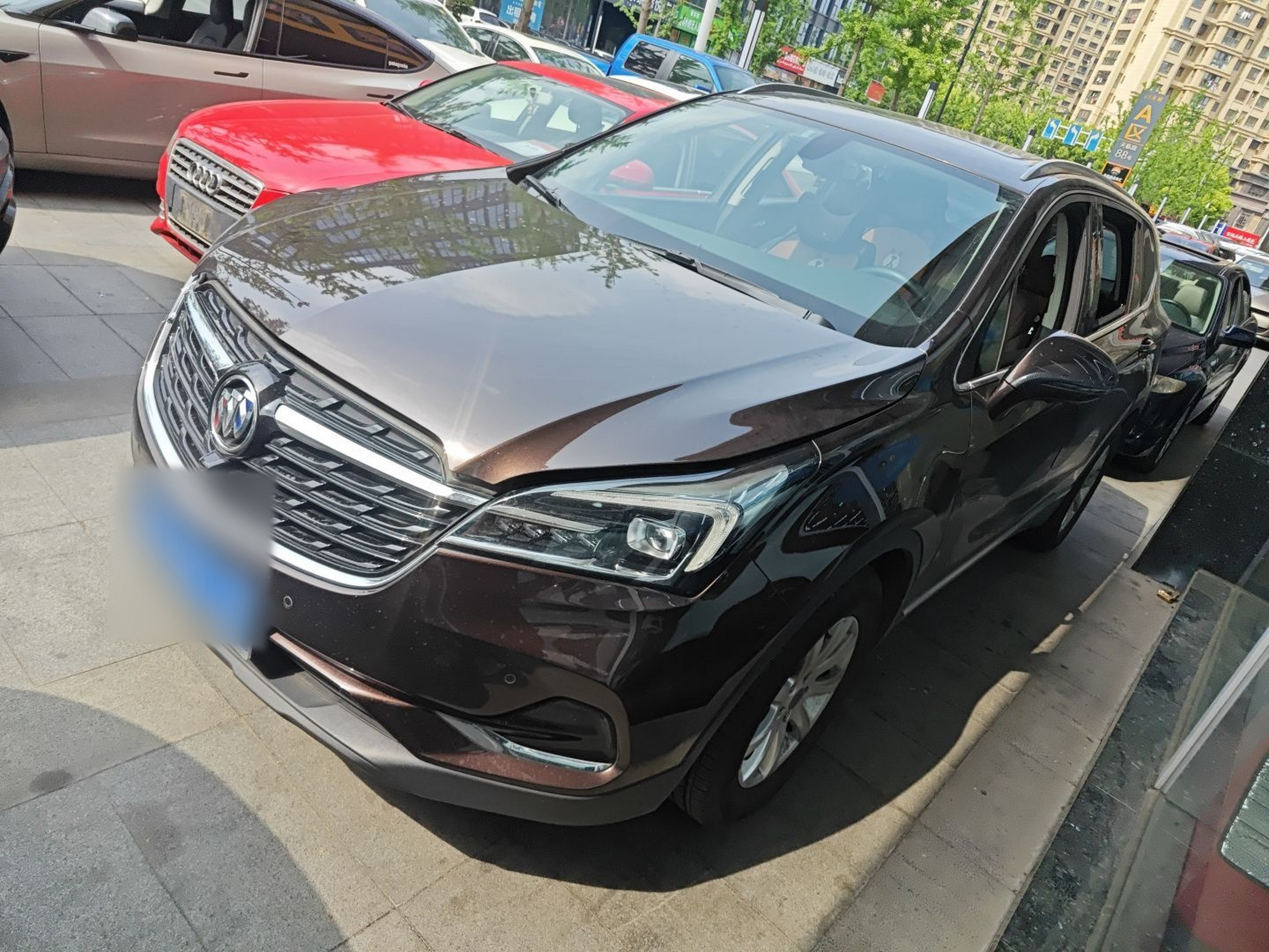 Под передней частью автомобиля