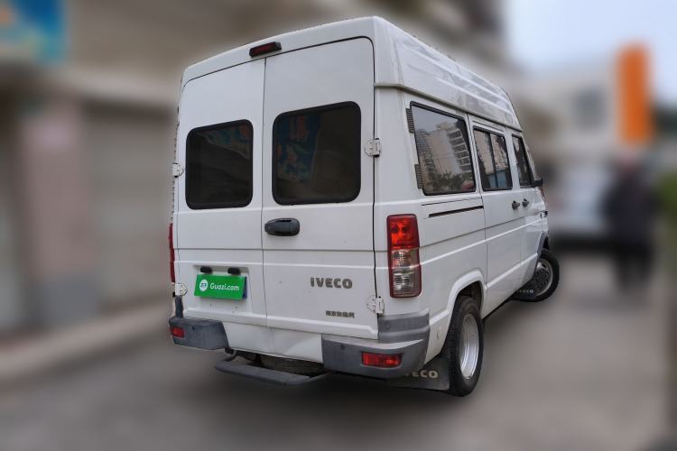 Used Iveco Daily 2021 2.5T A35 M1 Passenger Van 5-9 Seater Short Wheelbase Mid-Roof Design Dual Tires Manual Doors

