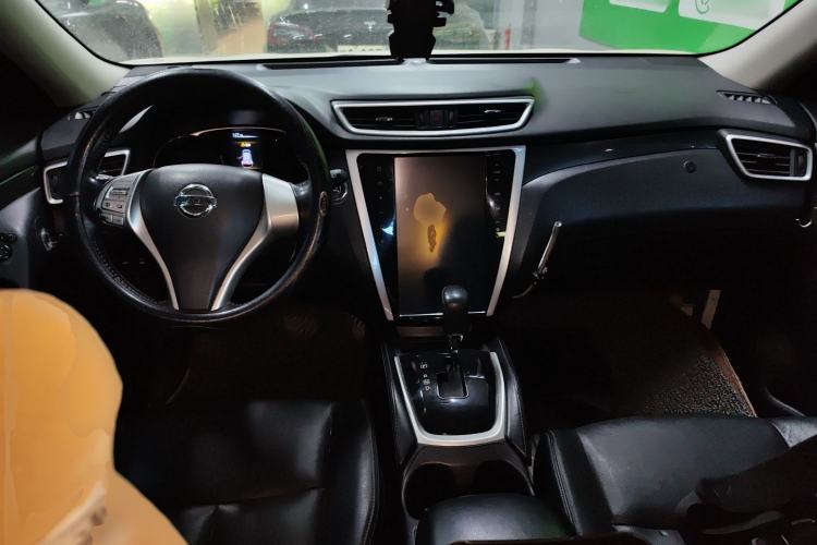 Used Nissan X-Trail 2015 2.5L CVT Leading MAX Edition 4WD Center Console