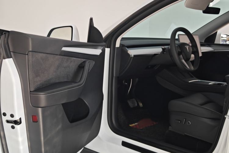 Used Tesla Model Y 2024 Rear-Wheel-Drive Version Interior 3