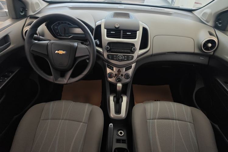 Used Chevrolet Aveo Sonic 2014 Sedan 1.4SL AT Stylish Sunroof Edition Center Console