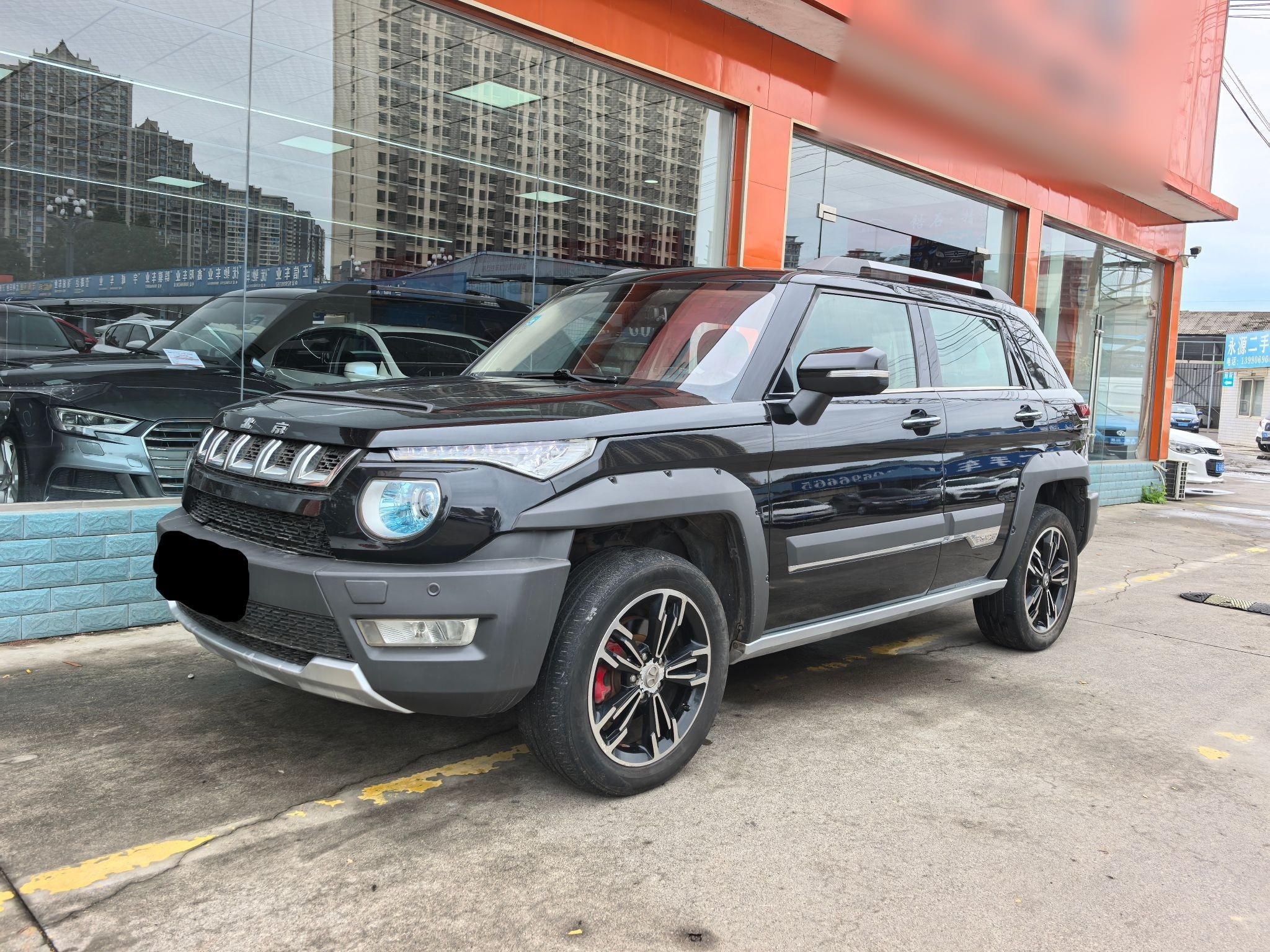 تحت مقدمة السيارة