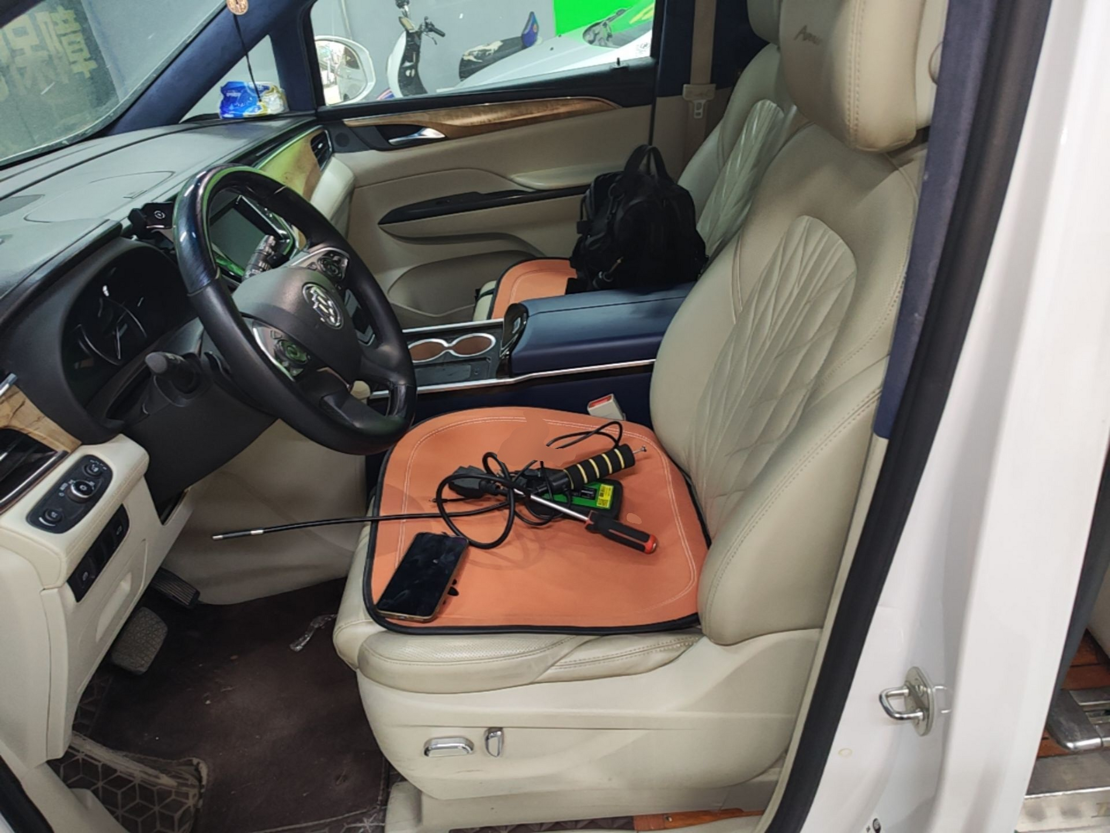 Переднее сиденье в автомобиле