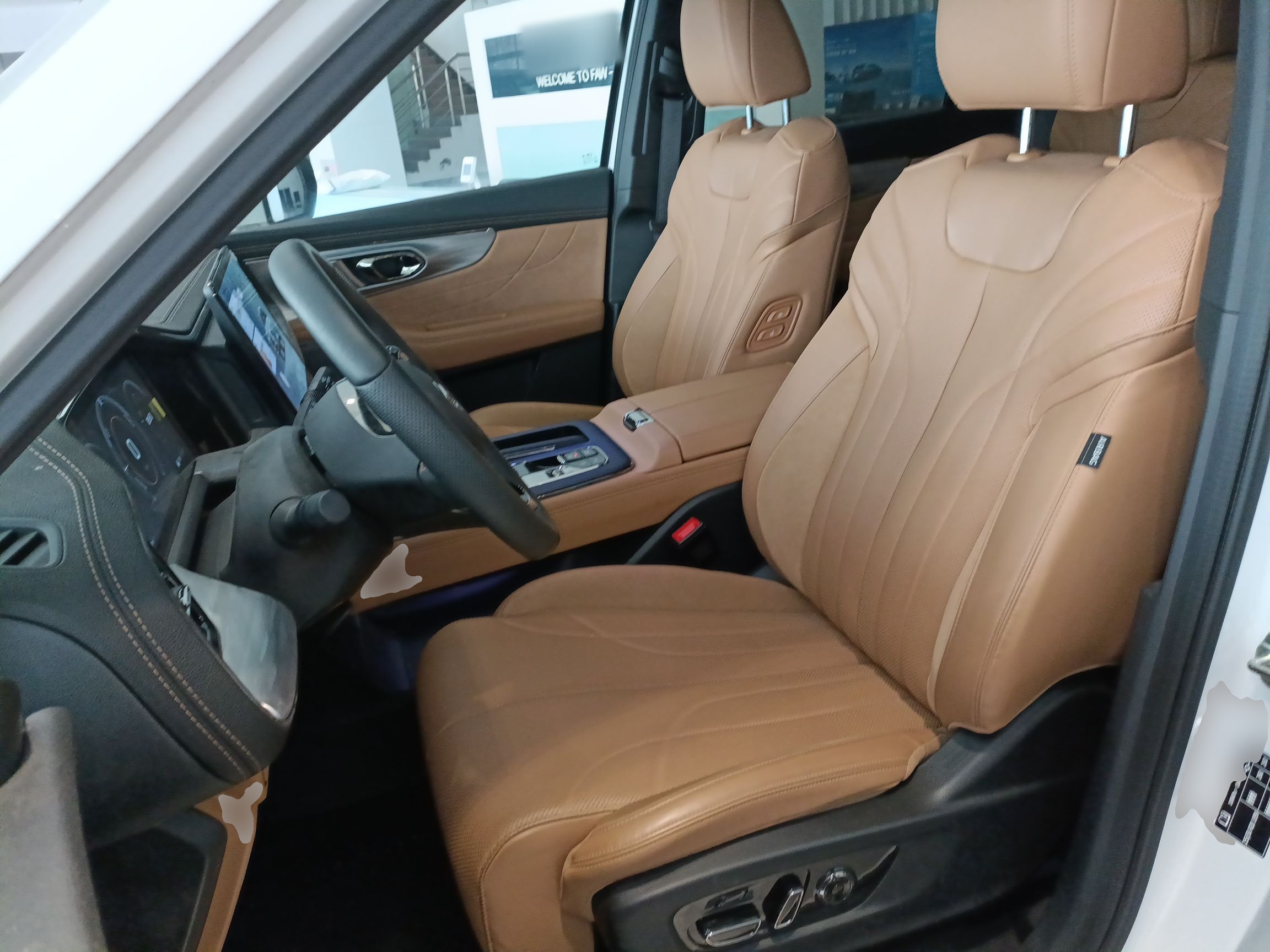 المقاعد الأمامية داخل السيارة