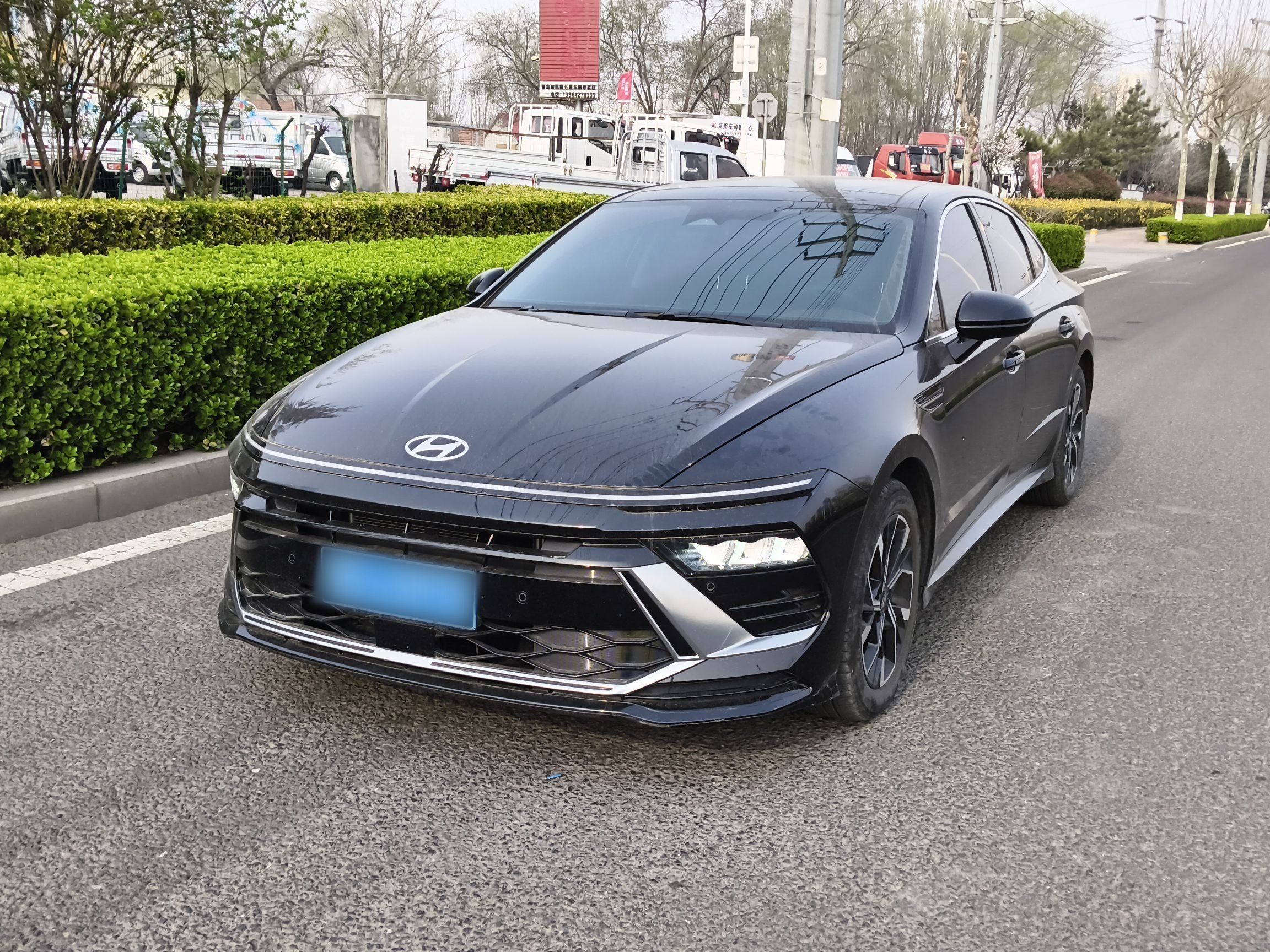 تحت مقدمة السيارة