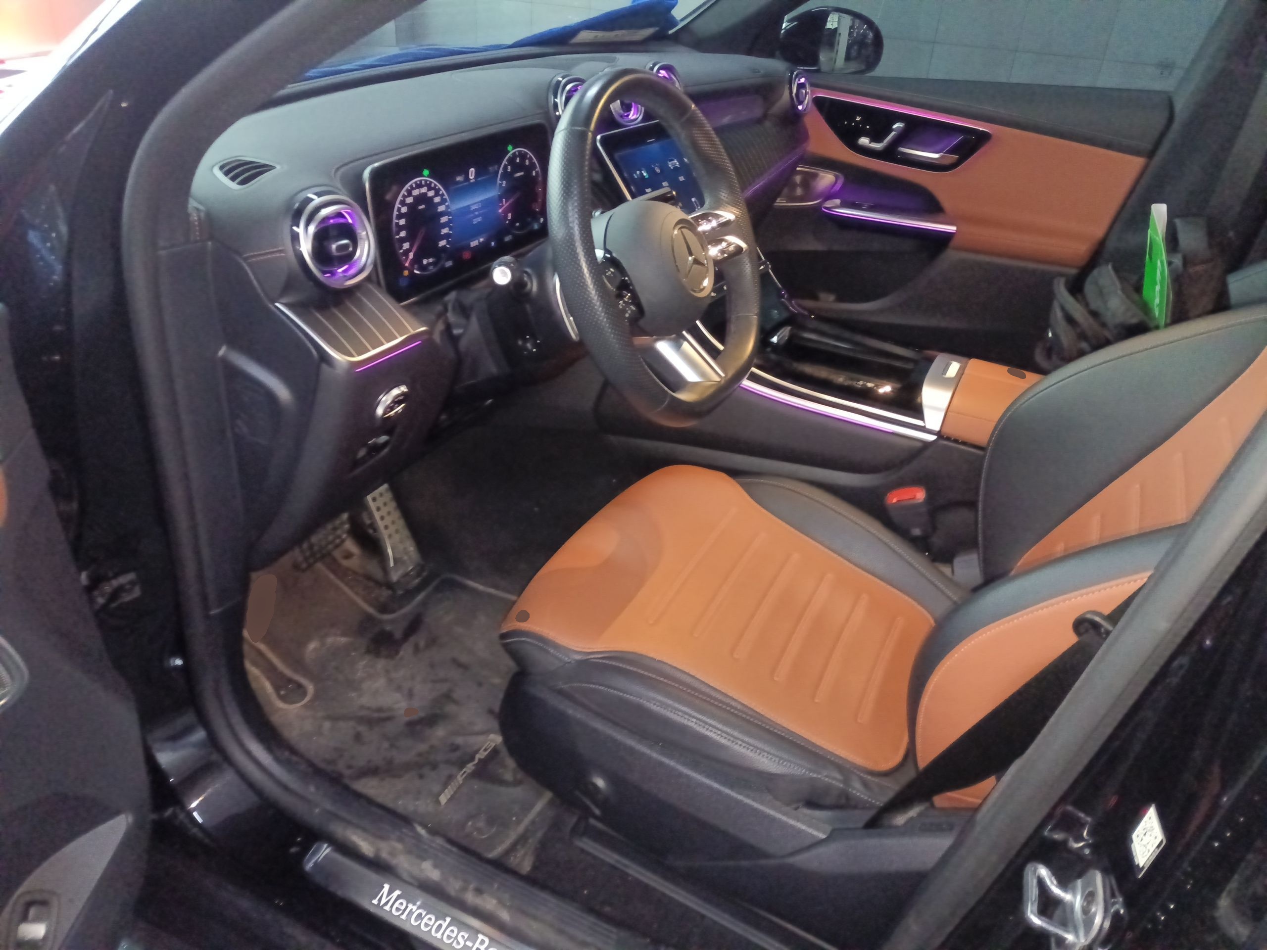 المقاعد الأمامية داخل السيارة