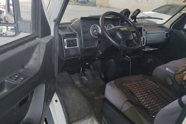 Used Iveco Daily 2021 2.5T A35 M1 Passenger Van 5-9 Seater Short Wheelbase Mid-Roof Design Dual Tires Manual Doors