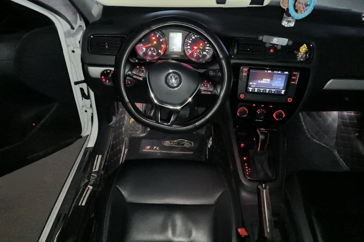 Used Volkswagen Sagitar 2017 230TSI Automatic Comfort Version Steering Wheel