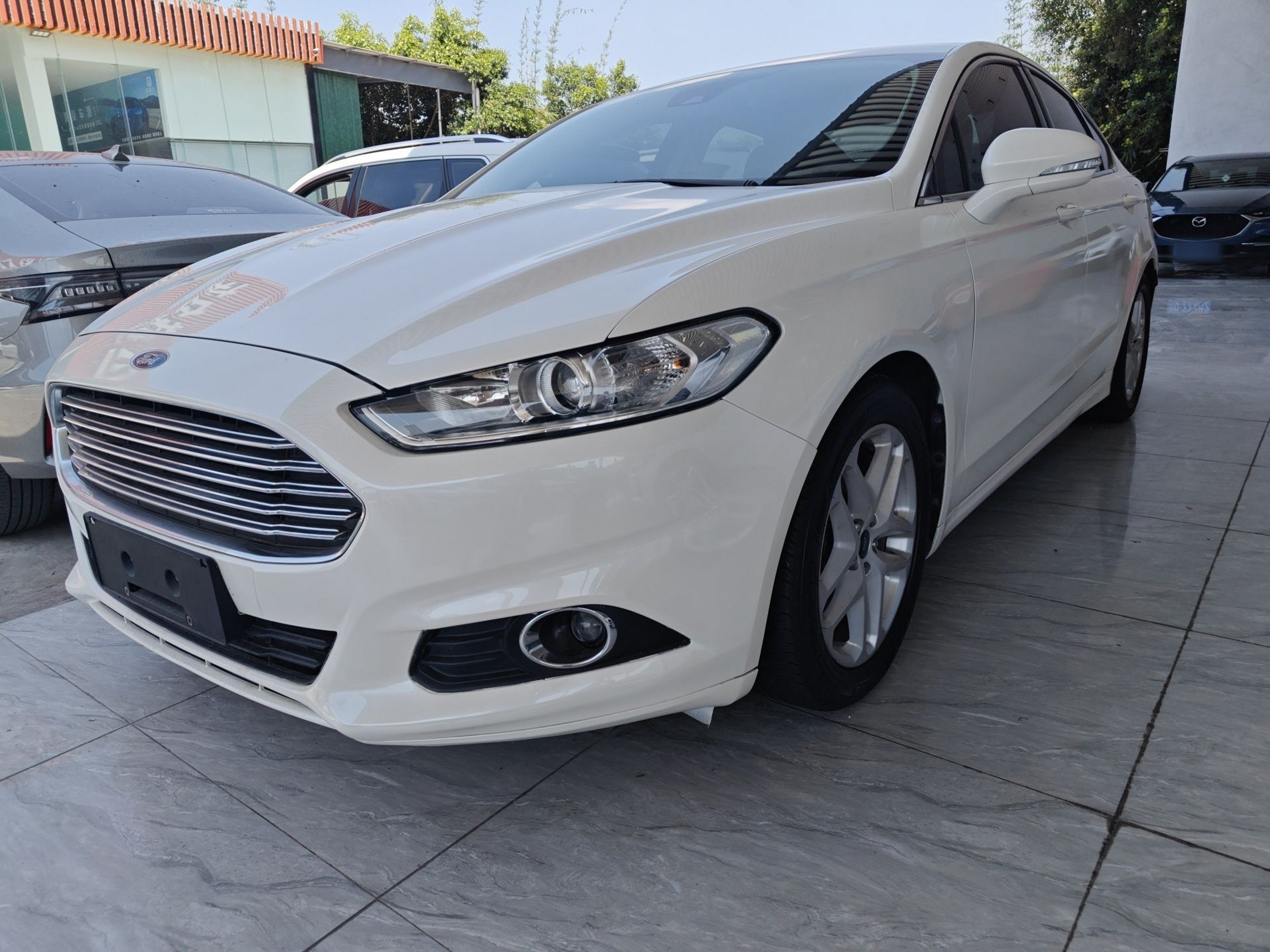 Под передней частью автомобиля