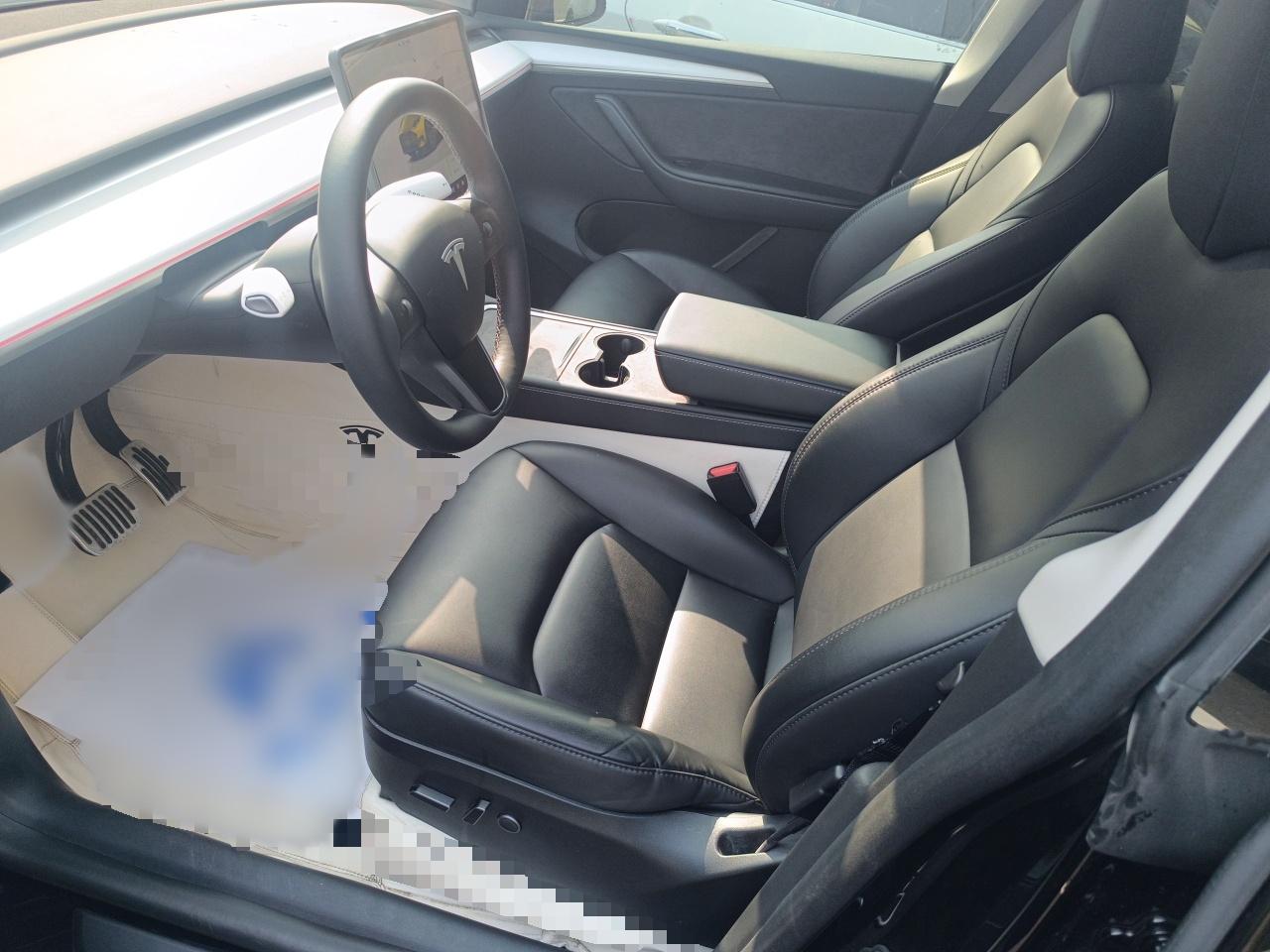 المقاعد الأمامية داخل السيارة