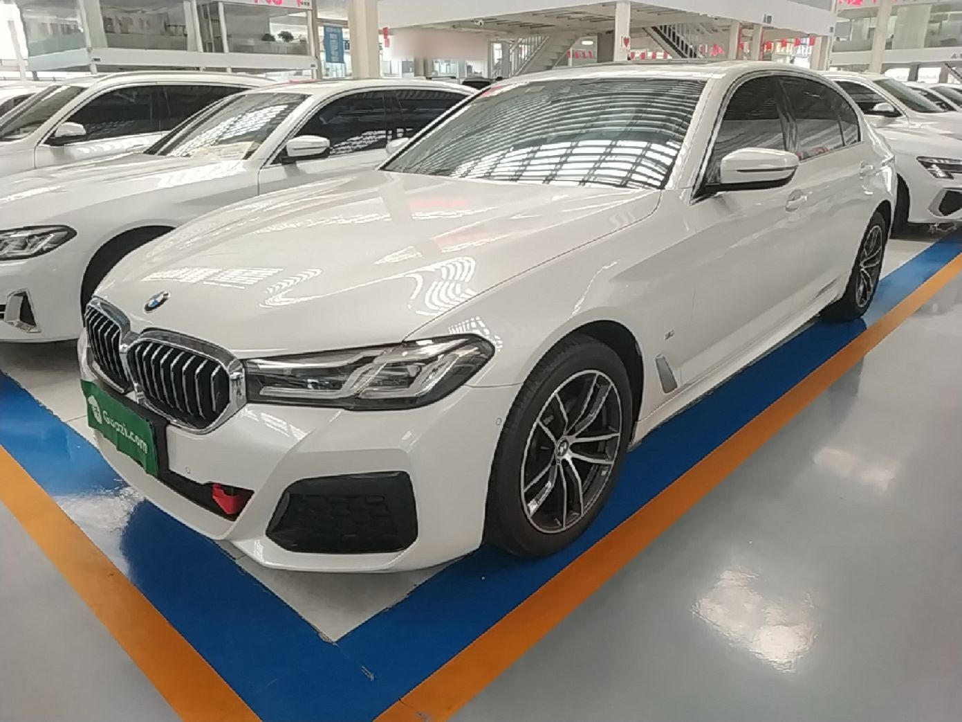 Unter der Vorderseite des Autos