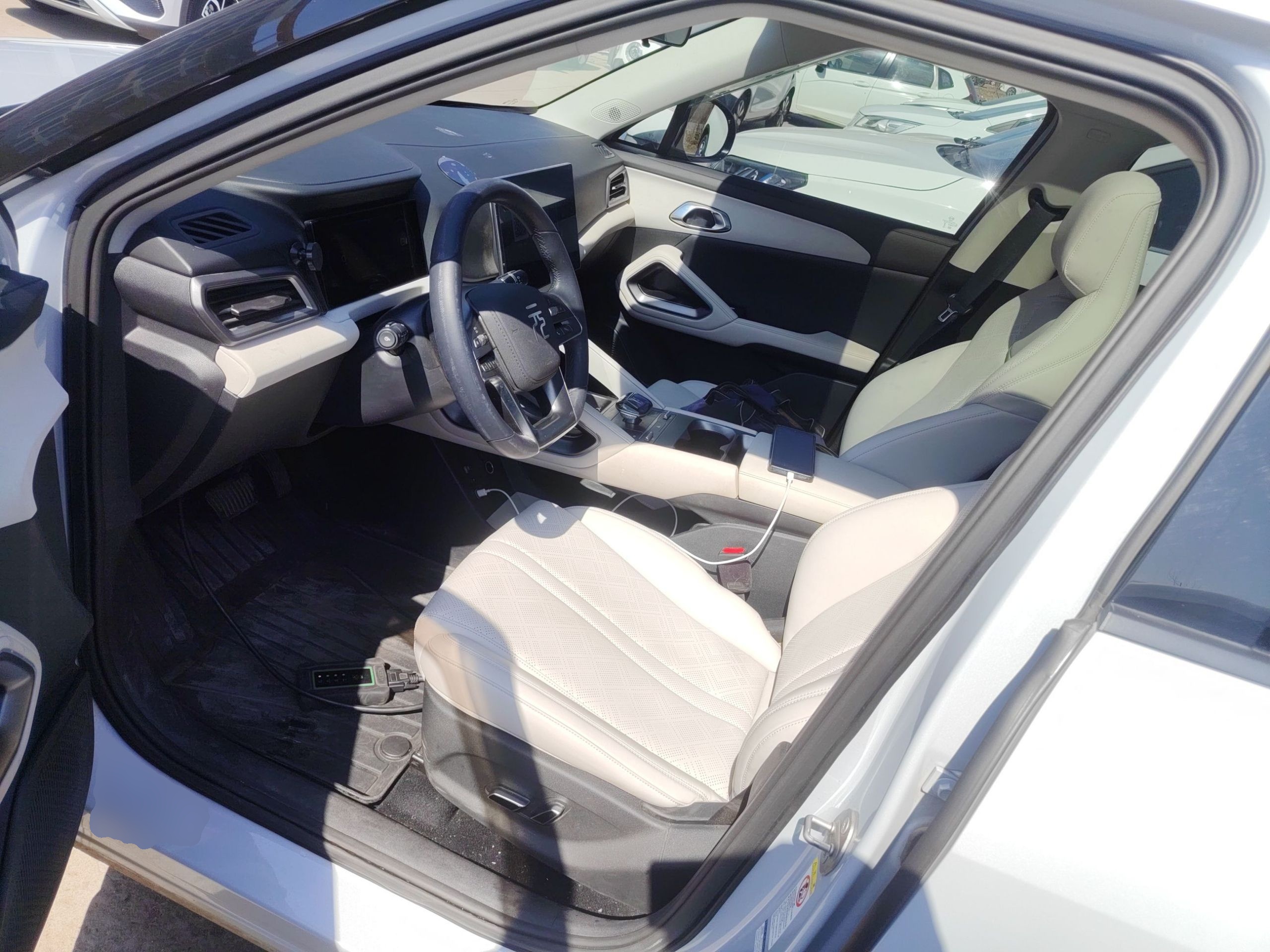 المقاعد الأمامية داخل السيارة