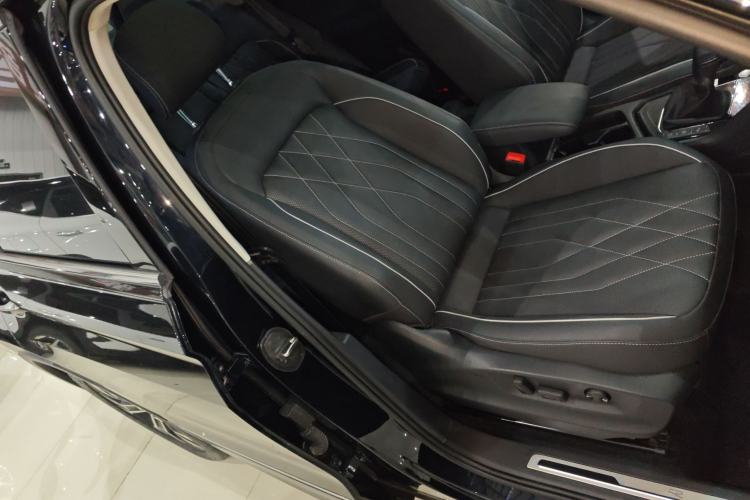 Used Volkswagen Tiguan L 2023 Restyled 330TSI Automatic Two-Wheel Drive R-Line Enhanced Comfort Version Right Front Seat