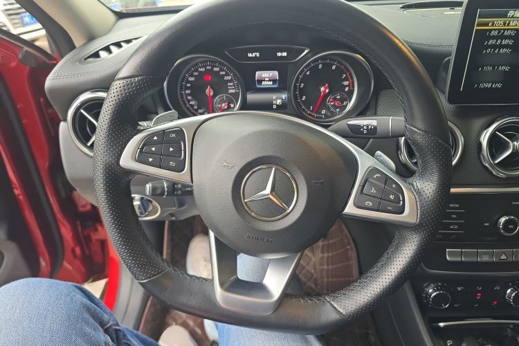 Used Mercedes-Benz GLA 2019 GLA 200 Fashion Model Steering Wheel