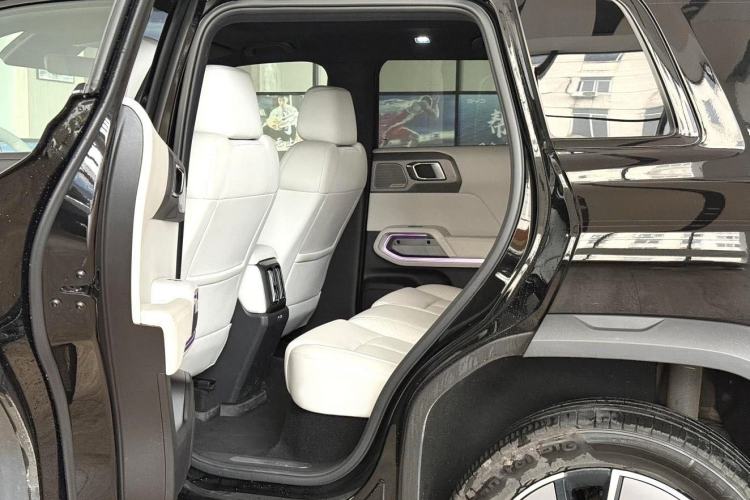 Used Formula Leopard Titanium 3 2025 501KM All-Wheel Drive Intelligent Driving Ultra Version Interior 2