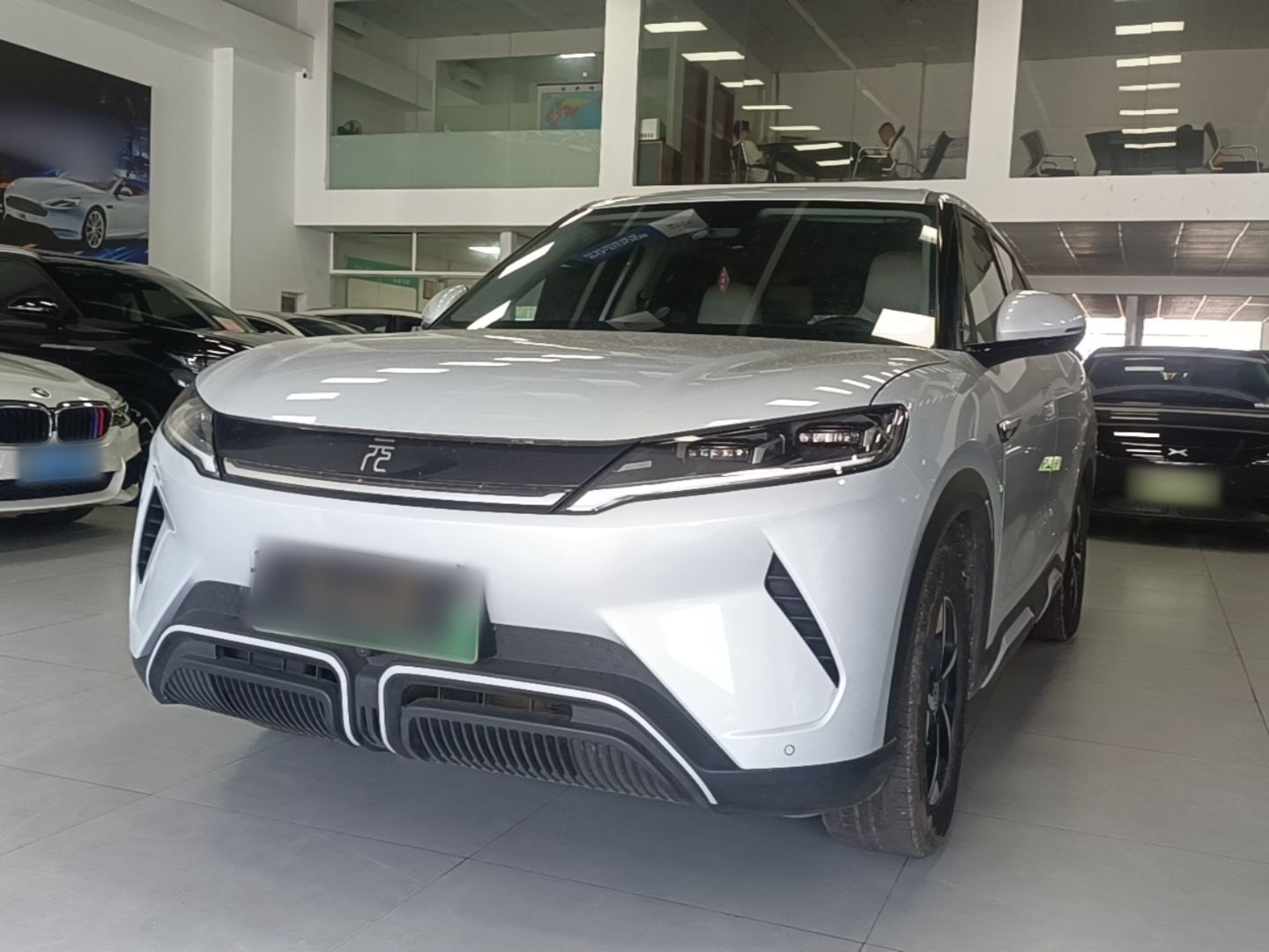 Под передней частью автомобиля