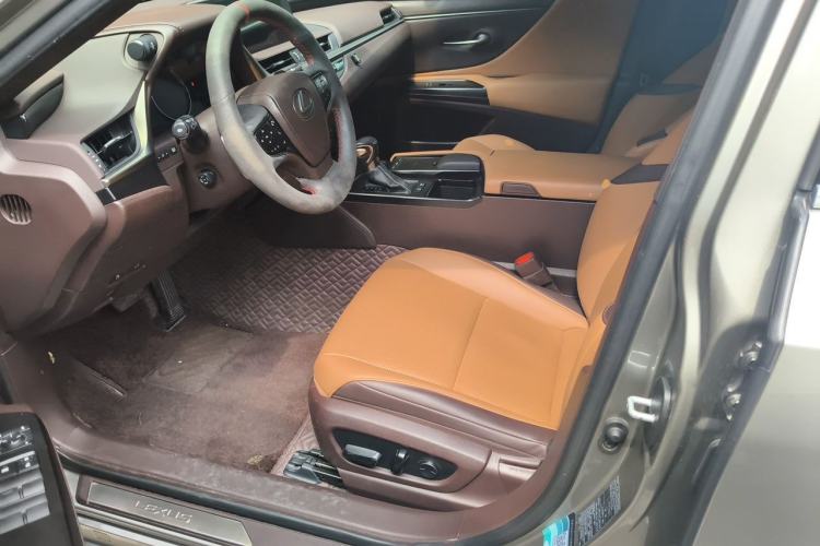 Used Lexus ES 2020 300h Premier Edition
