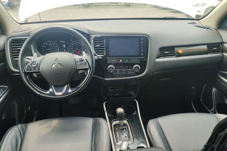 Used Mitsubishi Outlander 2019 2.4L 4x4 Zhi Xiang Edition 7 Seats China VI Standard Center Console