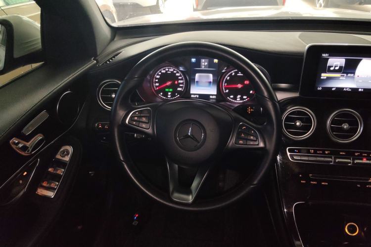 Used Mercedes-Benz GLC 2017 GLC 260 4MATIC Luxury Model Steering Wheel