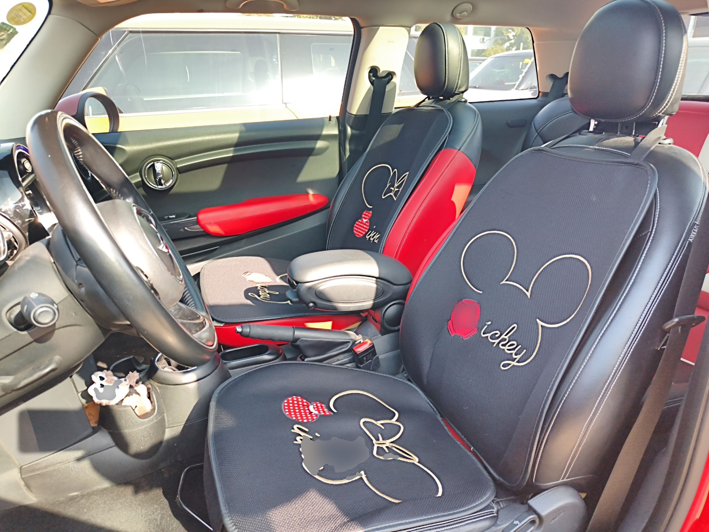 المقاعد الأمامية داخل السيارة