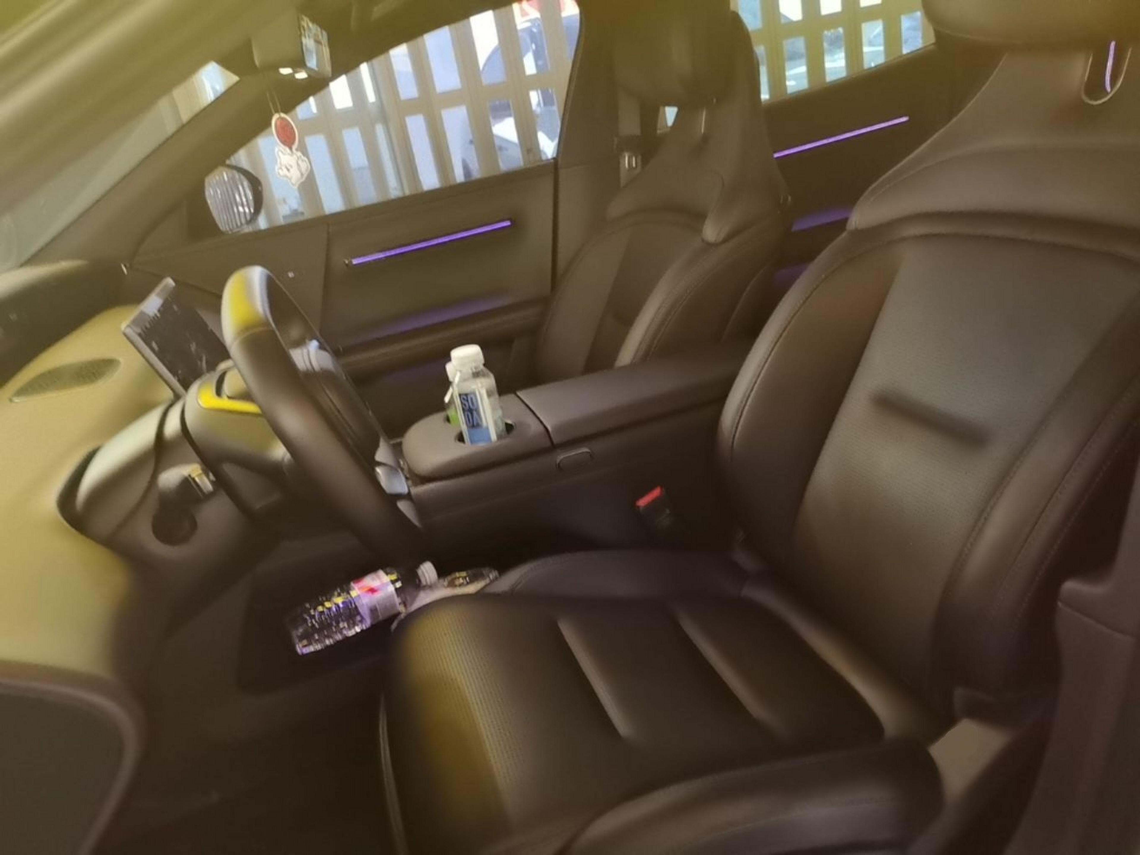 المقاعد الأمامية داخل السيارة