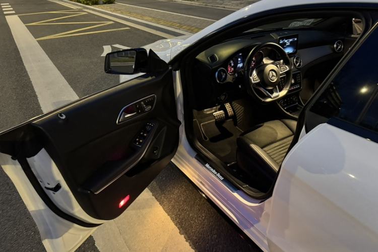 Used Mercedes-Benz CLA 2018 CLA 220 4MATIC Interior 6