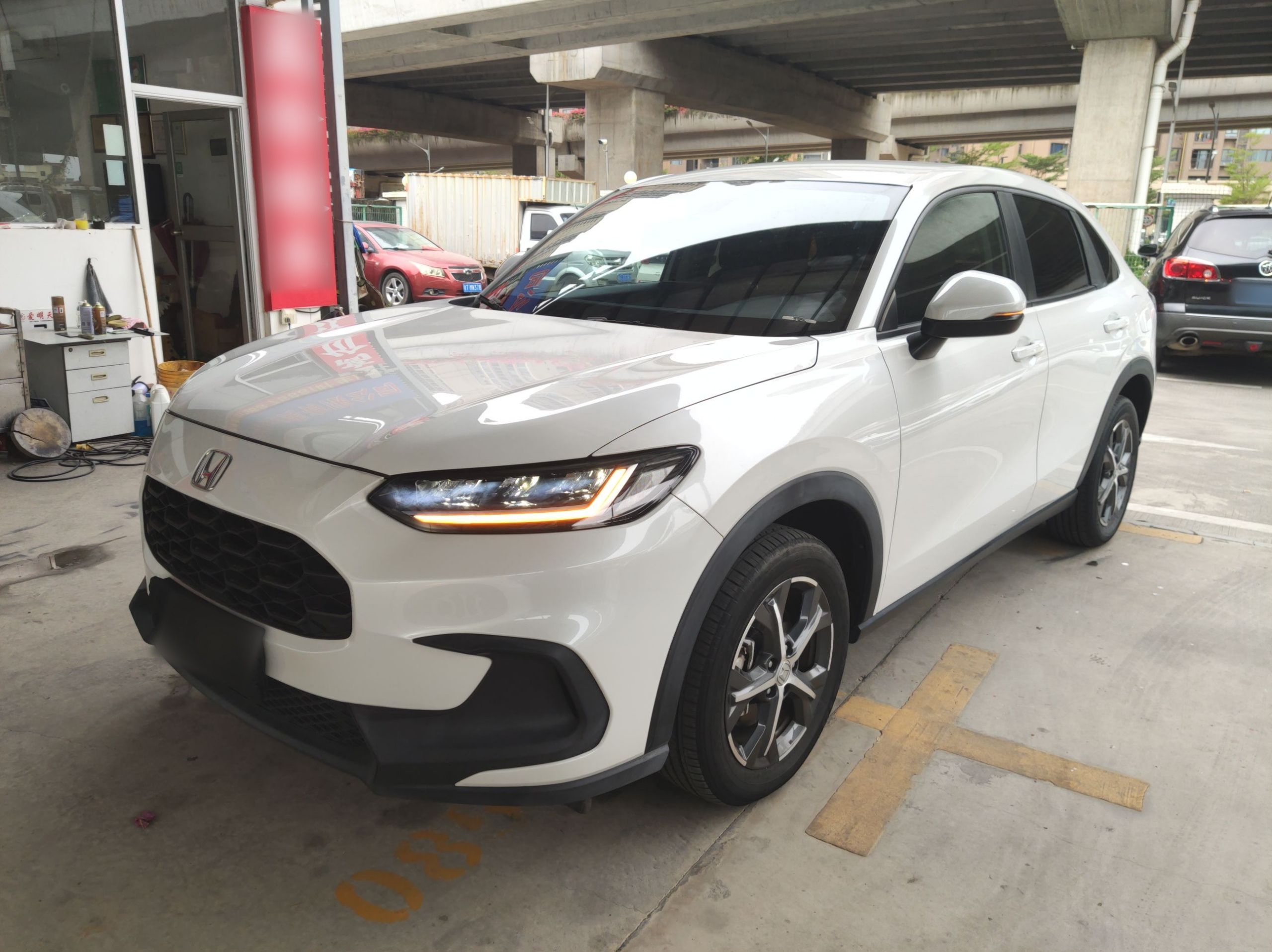 تحت مقدمة السيارة