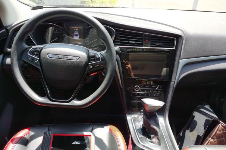 Used Venucia D60 2018 1.6L CVT Smart Connect Elite Edition Center Console