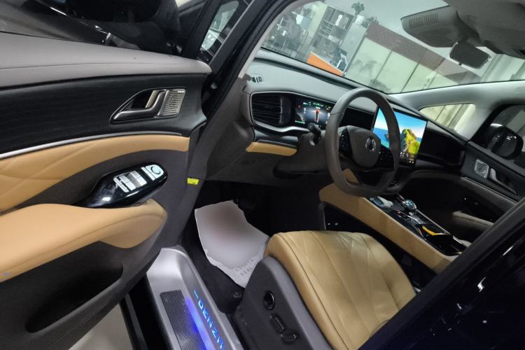 Used Denza D9 2022 DM-i 970 Four-Wheel Drive Prestige Model
