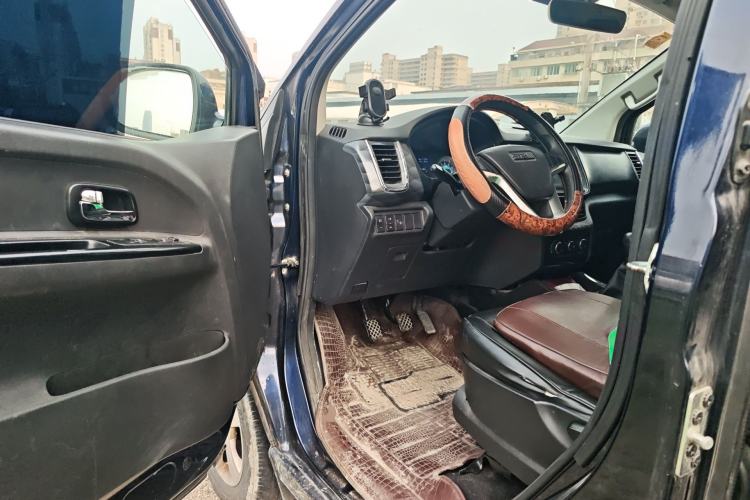 Used Jinbei Gold Hiace 2023 1.5L Passenger Van Travel Lion 5/6/7-Seater with Central Air Conditioning Driver Seat