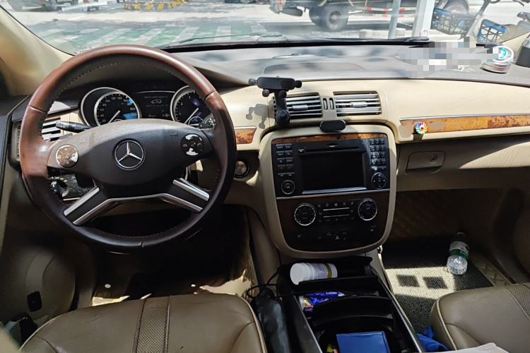 Used Mercedes-Benz R-Class 2010 R 350 L 4MATIC Center Console